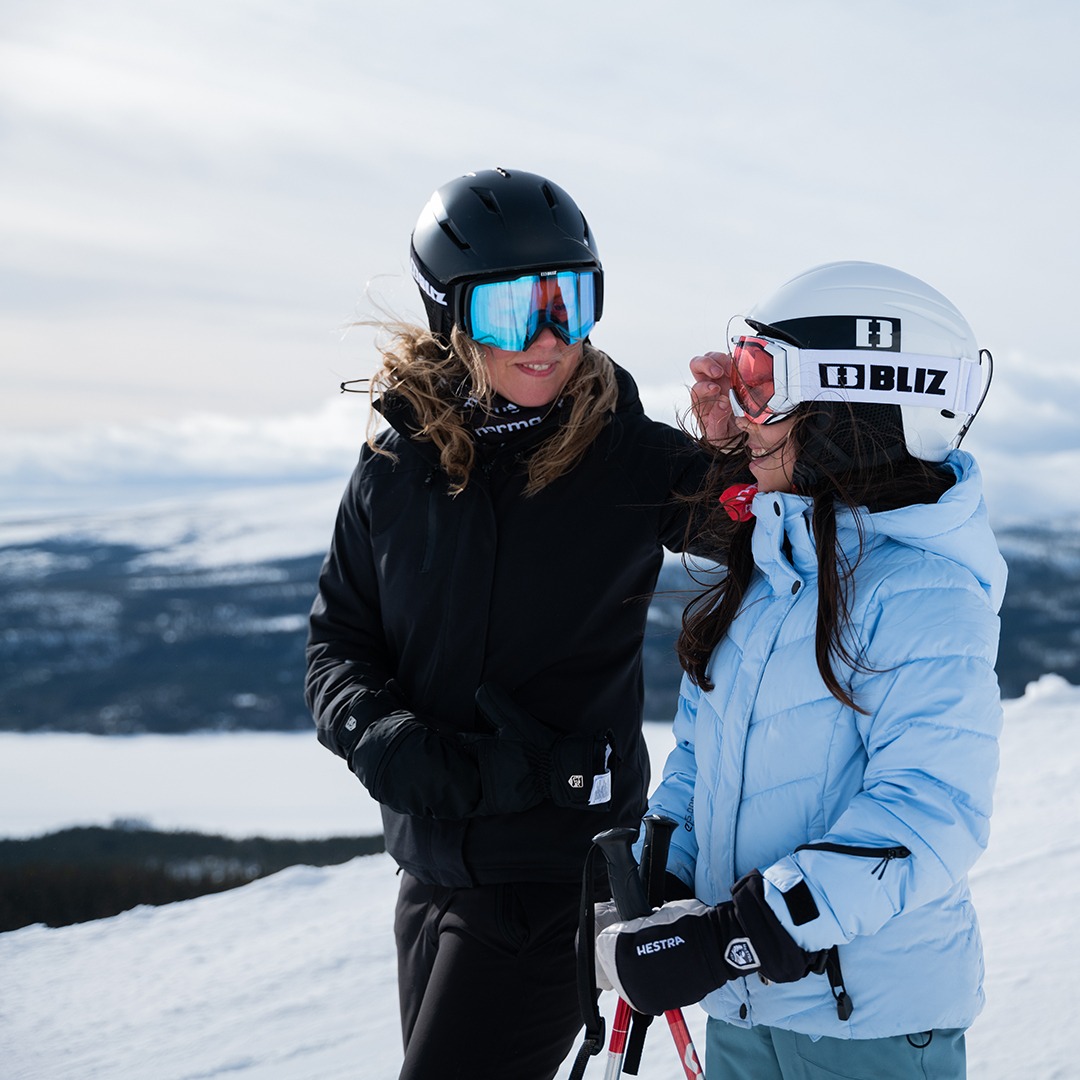 En familie på ski i Sverige under deres skiferie